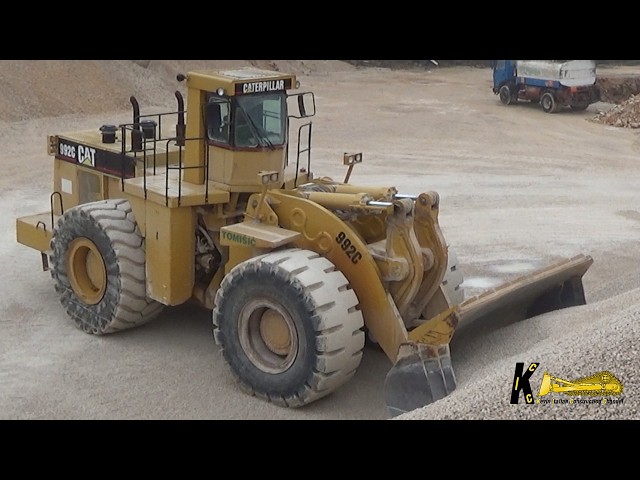CATERPILLAR 992C WHEEL LOADER Loading GRAVEL #caterpillar #wheelloader #mining 