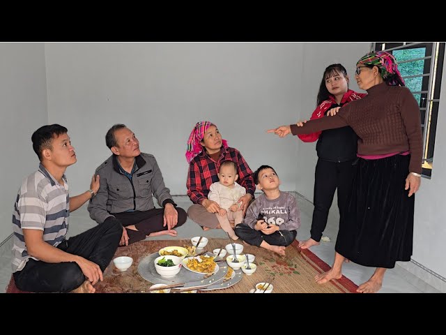 CEO Vịnh helps Cu Bon's family build a kitchen. Things get tense when Luận's mother shows up.