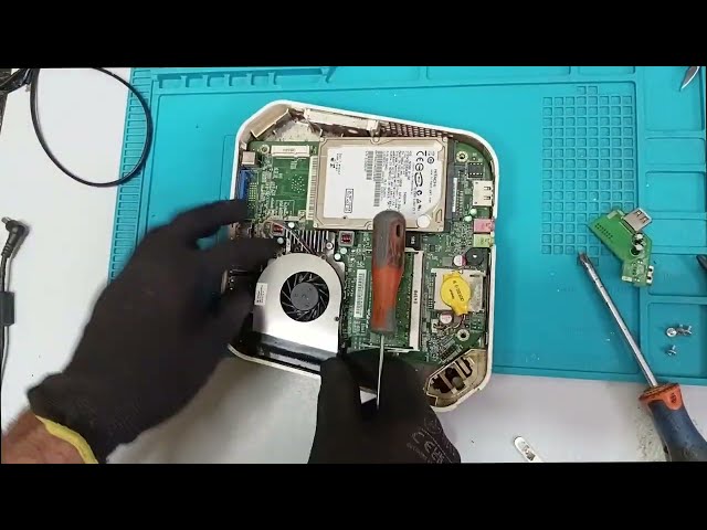 I found this computer at a scrap market... and fixing it was easier than I thought! 😲