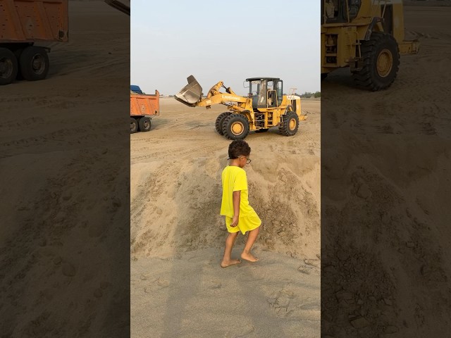 Giant Wheel Loader Loading a Dump Truck | Heavy Equipment 🚜🔥
