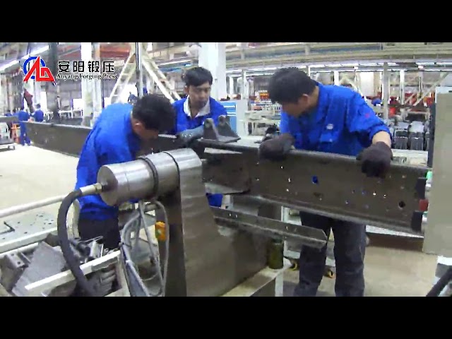 Hydraulic horizontal riveting machine, riveting clamp, car frame & side frame