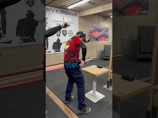 Entreno con arma descargada y cargadores encima de la mesa. #ipsc #shooter #ipscshooter #ipscespaña