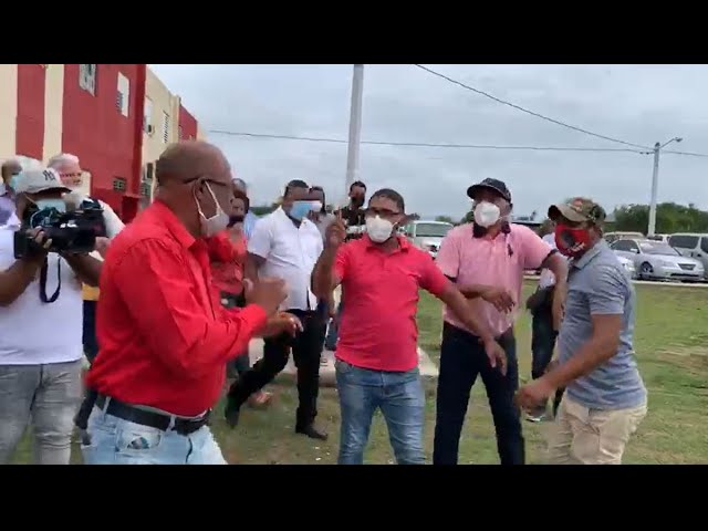 Empujadas y trompones entre miembros FALPO y residentes del D. M. Aguayo