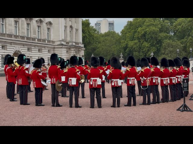 Dolly Parton is honoured at Buckingham Palace during Changing of the Guard 🇬🇧 🕊️ 
