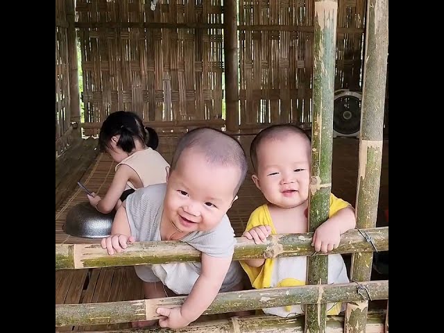 SINGLE MOTHER work hard to Raise 3 POOR CHILD in Rainy day Harvest Fish to sell - cooking, building