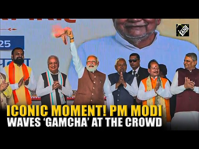 Moment! PM Modi waves ‘Gamcha’ at the crowd in Bihari style after Nitish Kumar oath ceremony