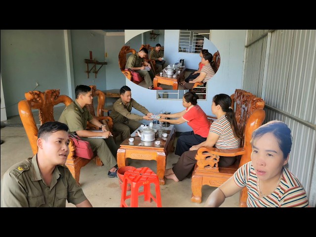 Luyện and his mother managed to buy a house, with Officer Mạnh as a witness.