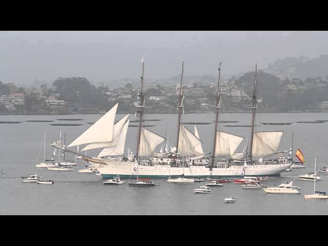 El Juan Sebastián de Elcano izando velas