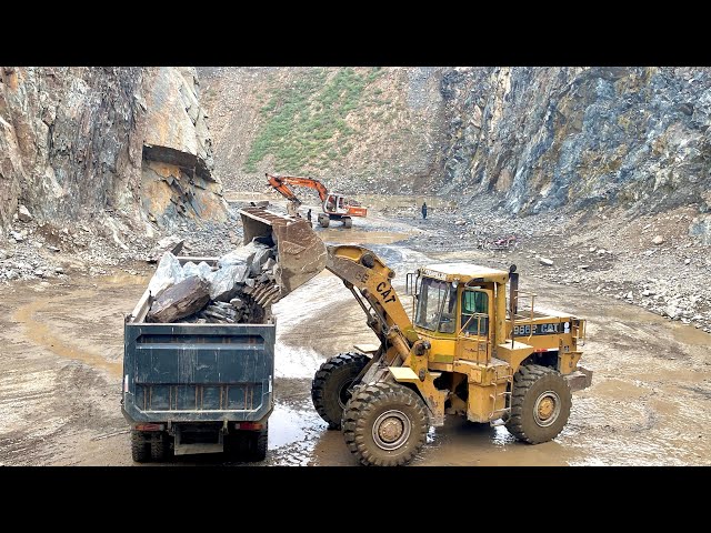 Heavy Stone Loading at the Quarry Powerful Loader vs Huge Rocks