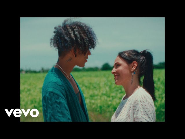 Carmen DeLeon - Bésame Bonito Remix feat. Micro TDH (Video Oficial)