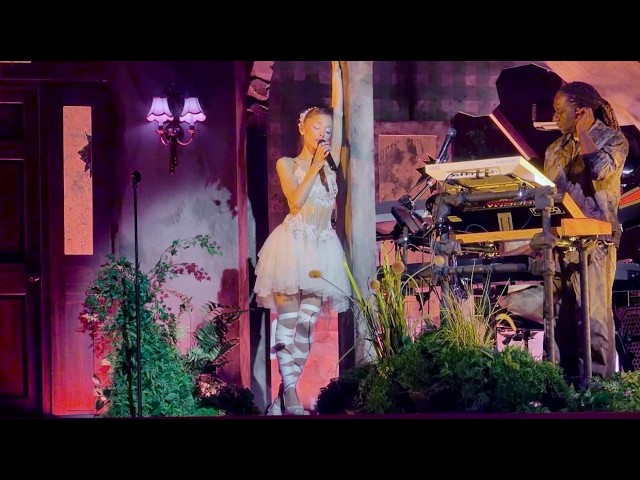 Ariana Grande - warm - Live from the eternal sunshine tour at The Barclays Center