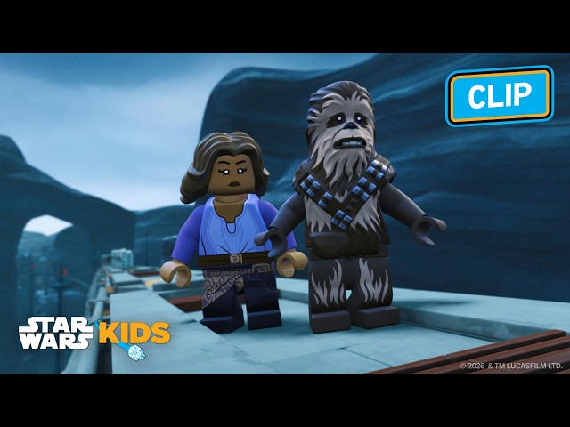 Chewbacca Escapes Moving Train 🚉😨 | LEGO Star Wars | @StarWarsKids