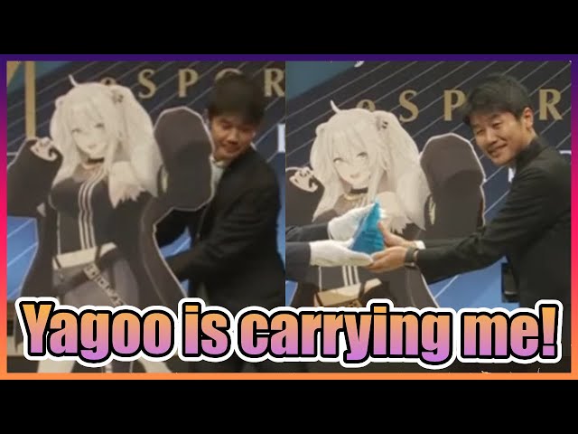 Botan Can’t Stop Laughing at Yagoo Receiving Her Award on Stage【Hololive】