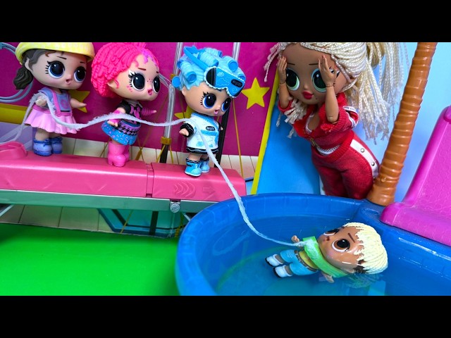 SWIM ON A STRING!Fun school physical education lesson funny dolls cartoons lol Barbie Darinelka