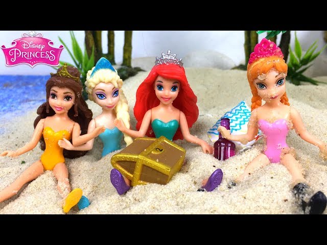 PRINCESAS DISNEY A LA PLAYA ELSA Y ANA SE QUEDAN SIN MALETAS Y ARIEL ENCUENTRA UN TESORO EN LA ARENA