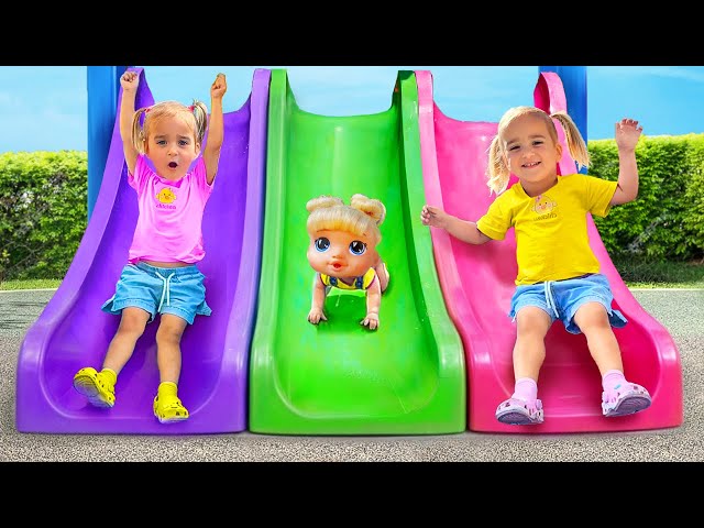 Alice y Baby Doll juegan en el patio de juegos al aire libre