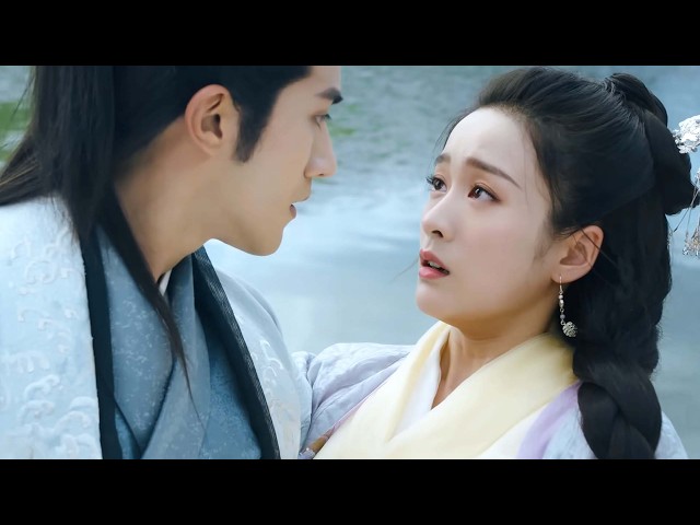 灰姑娘遭遇刺殺命懸一線，關鍵時刻冷酷王爺出現將她護在懷裡！霸氣拔劍一招秒殺全場！#drama #张雪迎 #李治廷 #罗云熙