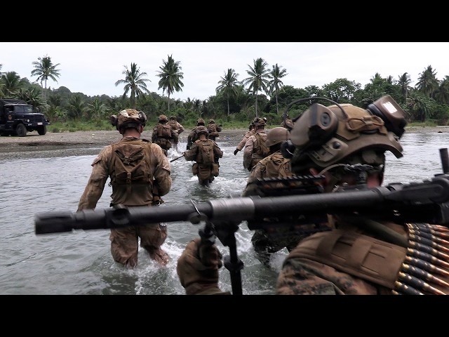 Infantes de Marina de EE. UU. realizan ejercicios de tiro real y patrullas en la jungla con Infan...