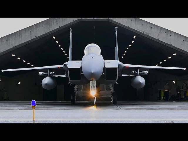 Despegue rápido de cazas F-15 Eagle de la Fuerza Aérea de EE. UU. desde una base aérea en Islandia.