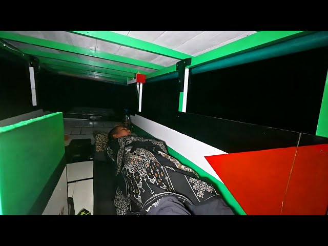 Petualangan mancing, masak, makan, tidur dan menjala di perahu.