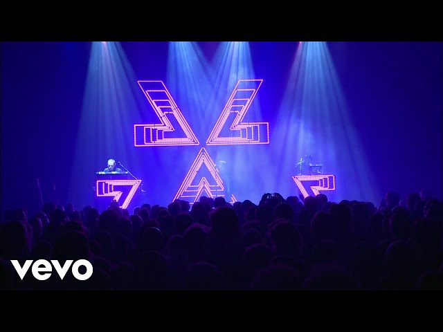 CHVRCHES - By The Throat (Live At Ancienne Belgique / 2013)