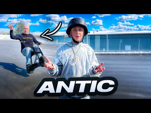 El abuelo hace caballitos con mi bicicleta eléctrica // Bicicletas anticuadas