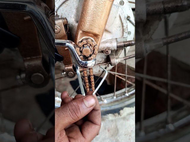 Easy! 💱 Pro Mechanic Trick! Bike 🪐🔧 Learn the correct wrench to remove a tight wheel nut! Cars Tip!