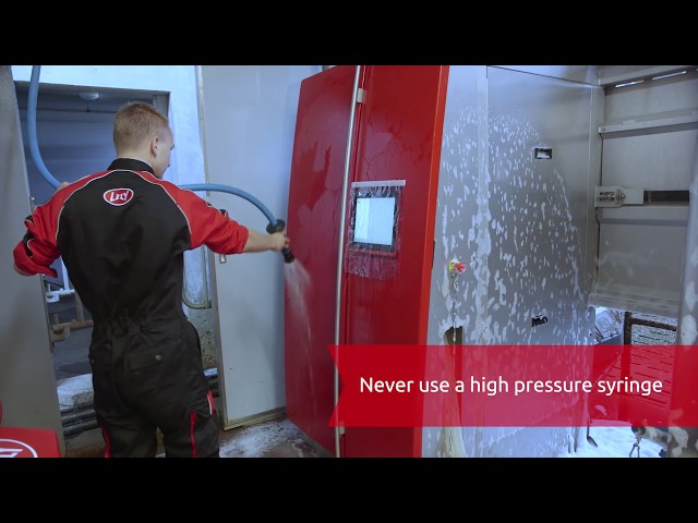 Lely Astronaut - External cleaning of the milking robot - Robotics Foam - EN