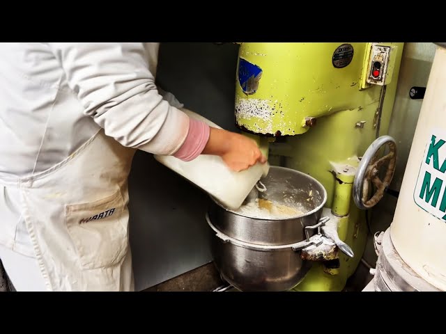 Heart of 8 famous shops: 35 years of tradition. Every cake starts here.