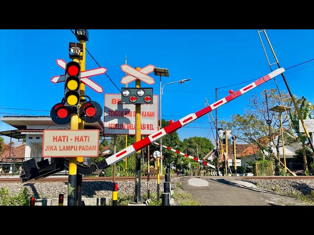 UNIQUE! Small Railroad Crossing in South Kerpangan, Probolinggo, East Java