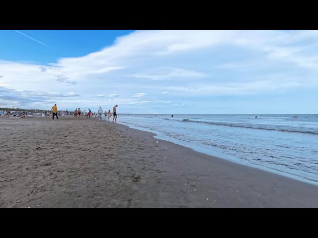 ☀️ Beach Reality Check 🌡 What It’s Really Like in Spain This Summer