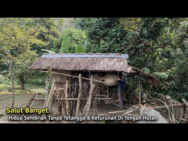 Shocked... I met a grandfather living alone in a simple house on the edge of the forest.