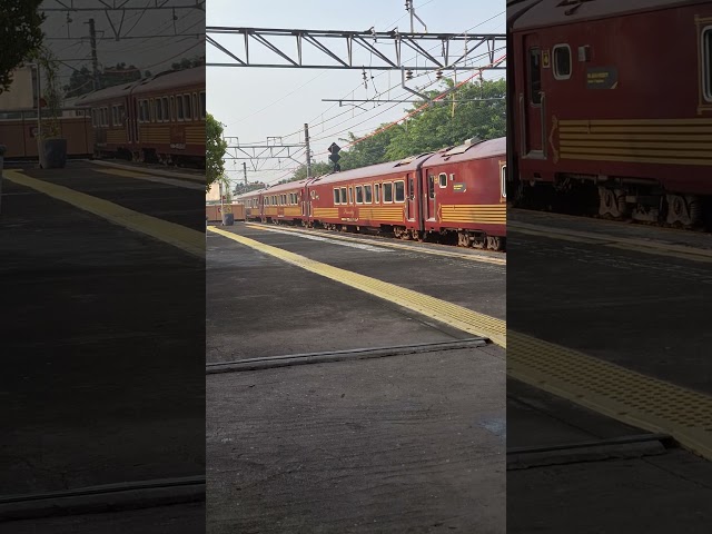 Java Priority Melintas Cikini #keretaapi #ayonaikkereta #train #java #priority #jakarta #jogja