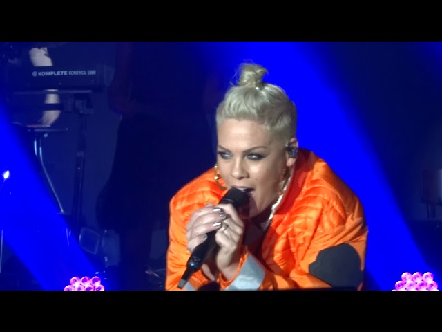 Pink - Get This Party Started + Just Like A Pill - LIVE @ Pro7 in concert in Berlin 09.12.2017