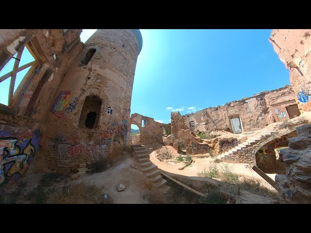 Exploración urbana: castillo Salvana, ubicación: Colonia Güell, Cataluña, España, SigloX
