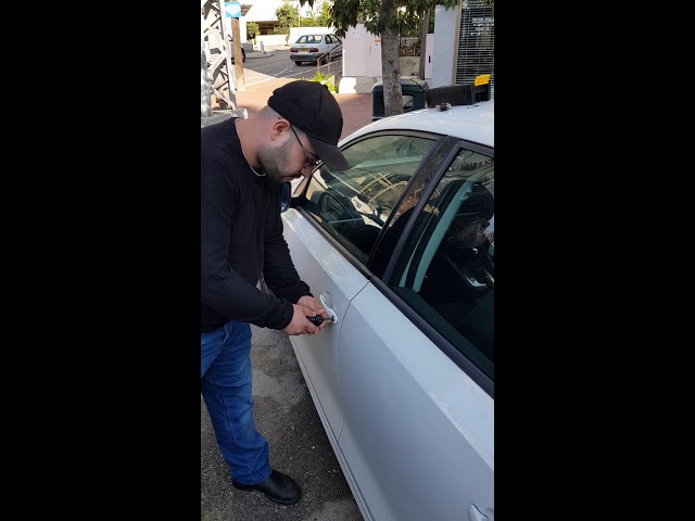 מנעולן ופורץ מנעולים מורשה נפתלי אביגדור 0503300439 שרות לכספות כבדות 24 שעות שרות  ללא נזק