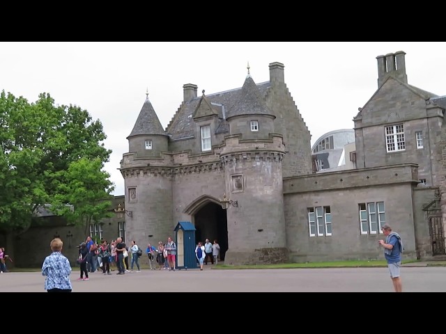 EDINBURGH : HOLYROOD PALACE 069 MVI 1525