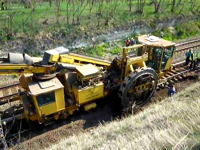 GO-4S ballast undercutter at work I.