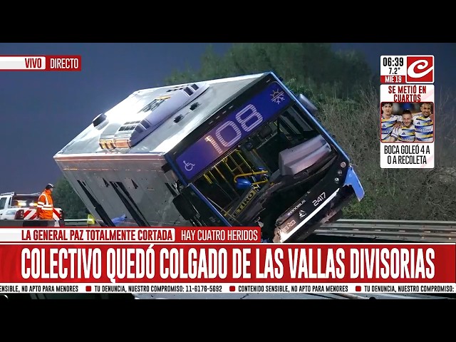 Major crash on General Paz: bus left hanging off the median barrier