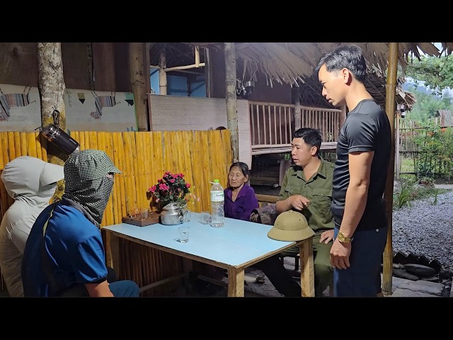 Bảo discovered that his safe had disappeared, so he called the police to investigate.