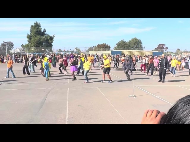 Holmes Thriller Flashmob 2025