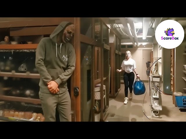 Best Scare Cam Pranks #26 😈 Funny Jump Scare Reactions 🤣 Compilation