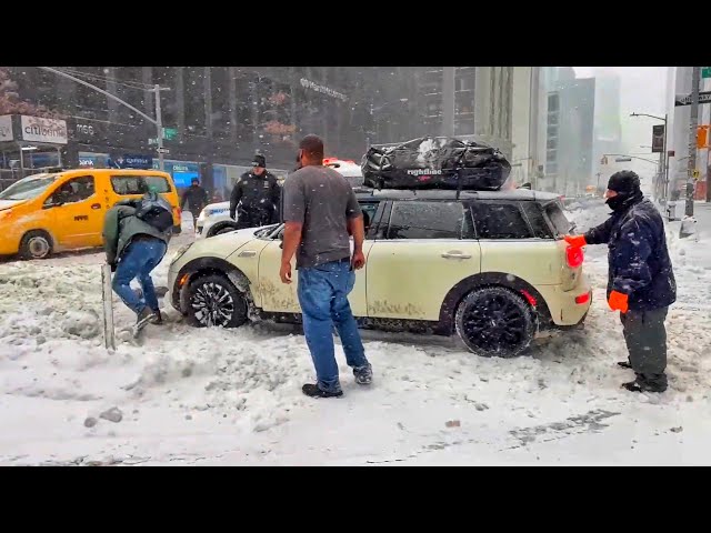 New York City LIVE Snow Storm 2022 - Nor’easter in Midtown Manhattan New York City 🌨❄️