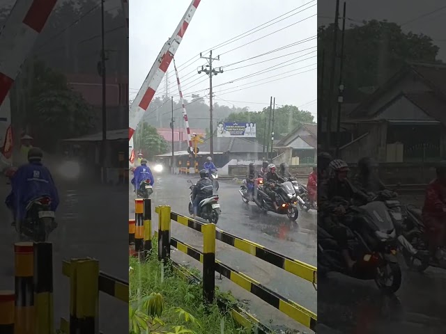 Crossing Gate Closed Too Fast 😱 | Hampir Mengenai Pengendara