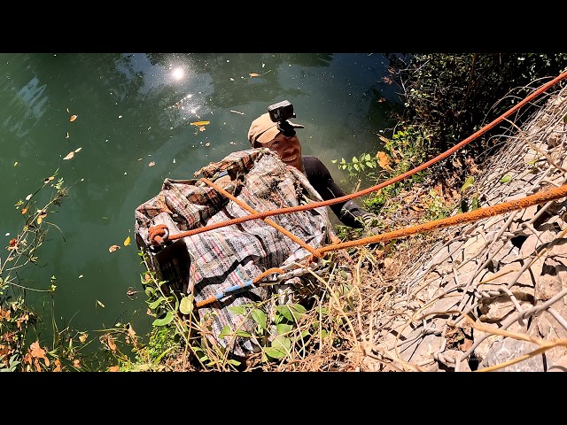 We find a safe in the river! What loot is inside?