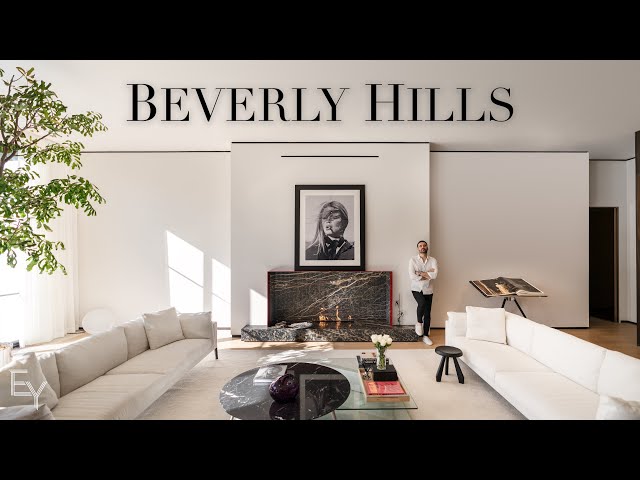 Dentro de una mansión moderna sofisticada de Beverly Hills