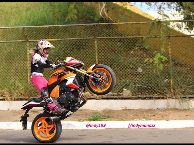 Indy Munoz Mulher empinando moto