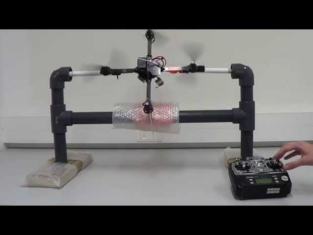 Quadrotor en banco de pruebas de PVC - Quadrotor test bench