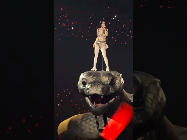 A female artist came on stage with a large big toy snake has her own unique way of performing 🤯🤯🤯