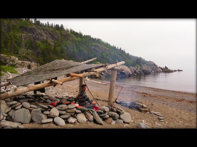 CAMPING in einem Survival-Bushcraft-Shelter am Strand – FANGEN & KOCHEN – Wunderschöner Blick auf...